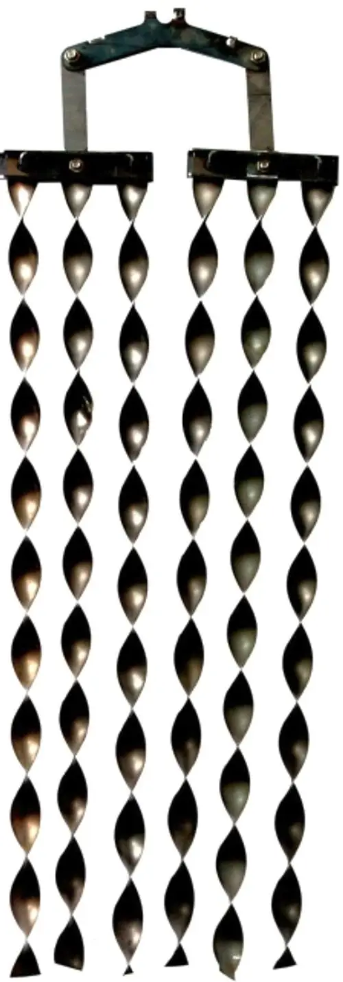 Schwarzes, spiralförmiges Bauteil mit mehreren langen, schmalen Öffnungen, vermutlich zur Luftzirkulation, ohne spezifische Maße, in der Bauform von Wolf.